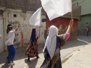 Cizreli kadınlar yaralıları almak için harekete geçti