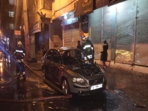 Yol Kapatıp Araç Yaktılar