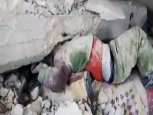 Başı molozların altında kaldı