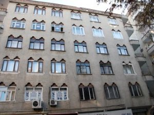 Binanın çatısına roket mermisi isabet etti