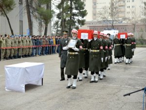 Yaşamını yitirenler askerler için tören
