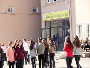 BOMBA SESLERİ ALTINDA EĞİTİME DEVAM