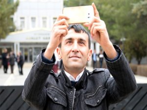 Adliye önünde 'selfie' çekti, 'PKK'ye destekten' yargılandı