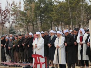 BARIŞ İÇİN 1000 KİŞİ SİVİL CUMA NAMAZI KILDI