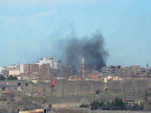 Sur'da içinde güvenlik güçlerinin bulunduğu bina çöktü