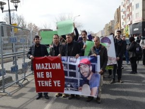 Gazeteciler, Sur’da bulunan DİHA muhabiri için yürüdü