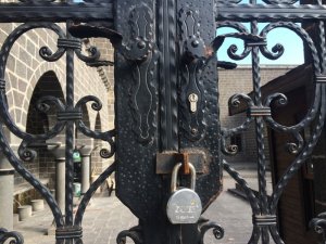 Hz. Süleyman Camisi'nin kapısına, kilit vuruldu