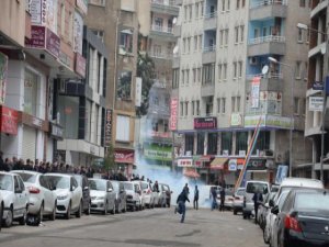 Diyarbakır'da İzinsiz Yürüyüşe Polis Müdahalesi