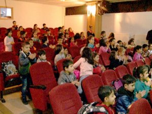 Surlu çocuklara tiyatro gösterimi