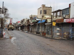 Sur esnafı patlama sesleri altında müşteri bekliyor