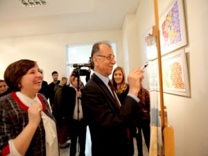 ÖĞRENCİLER SEVDİKLERİNİN YÜZÜNÜ TUVALE YANSITTI