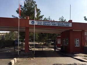 Bahçeyi temizlerken bacağına mermi isabet etti