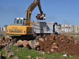 Kaçak dökülen hafriyatlar temizleniyor