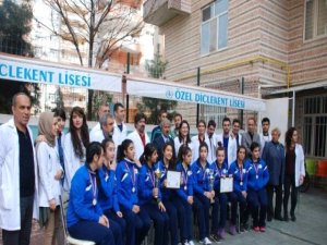 Bölge Şampiyonu Olan Öğrencilere Ödül