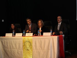 Akademisyenler kadını sosyal, siyasal ve toplumsal yönüyle ele aldı