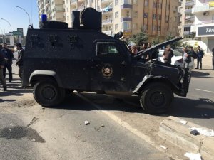 Zırhlı polis aracı devrildi: 3 yaralı