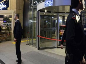 Silahlı Şahıslar Avm'de Paniğe Neden Oldu