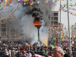 DİYARBAKIR’DA NEVRUZ ATEŞİ YAKILDI