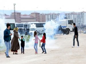 Nevruz alanından çıkan grup, polise saldırdı
