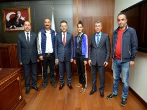 Milli Sporcu Dilara Ertaş Vali Aksoy’u ziyaret etti