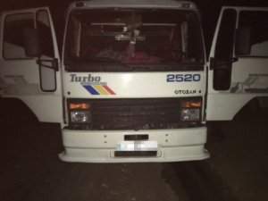 Jandarmayı gören hırsızlar tankeri bırakıp kaçtı