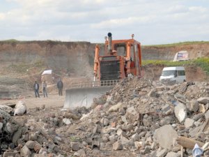 Hayallerini molozlarda arıyorlar