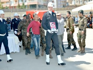 Şehit polis için tören