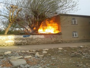 ÇOCUKLARIN ATEŞLE OYUNU BAHÇEYİ YAKTI