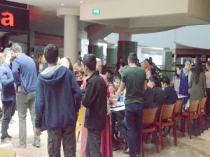 Kimsesiz çocukların sinema keyfi