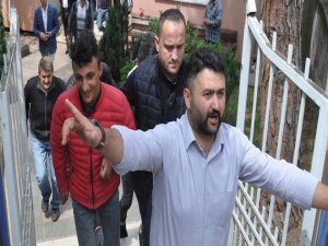 Polisten hakeme saldırana: Yüzünü kapatma, vatan haini değilsin