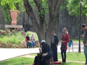 Diyarbakır'da Teog'a Giren Öğrencilerin Velileri Parklara Akın Etti