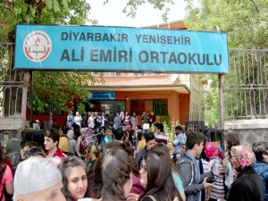 Öğrenciler sınavda, uçuşları durdurun