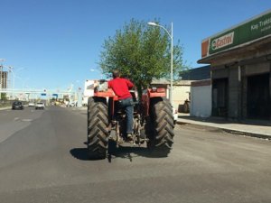 Traktörün arkasında tehlikeli yolculuk