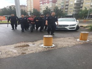 Adliye önünde bıçaklandı!