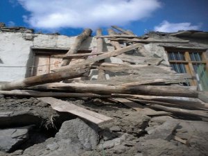 Yıldırım düşen tek katlı bina kullanılamaz hale geldi