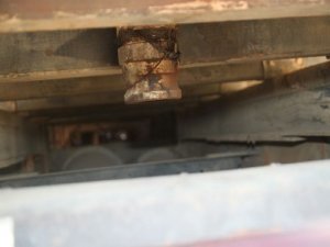 HIRSIZLAR, ÇALDIKLARI 15 TON PETROLÜ BIRAKIP KAÇTI