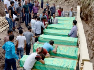 13 köylü Kürtçe ağıtlarla toprağa verildi