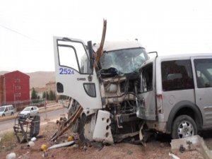Freni Boşalan Tır, Elektrik Direği ve Hafif Ticari Araca Çarparak Durdu: 5 Yaralı