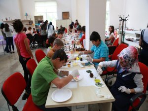 İşitme engelli öğrenciler ahşaba renk verdi