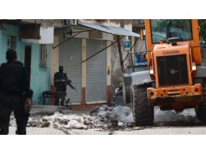 Bomba yüklü traktör kontrollü bir şekilde infilak ettirildi