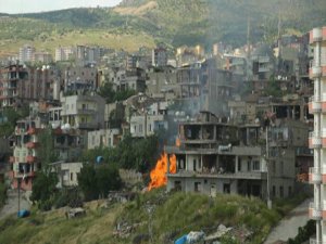 Yasağın sürdüğü Şırnak’ta mahalleler obüslerle bombalanıyor