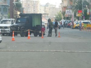Diyarbakır Emniyet Müdürlüğü önünde şüpheli araç alarmı