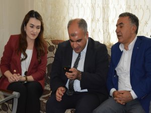 Diyarbakır’da 26 görme engelliye akıllı cihaz dağıtıldı