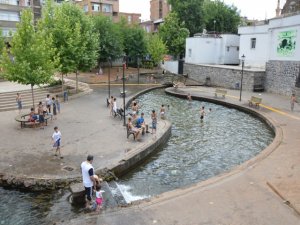 Sıcaktan bunalan çocuklar süs havuzuna girdi