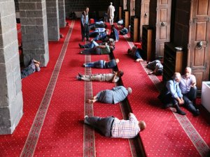Sıcaktan bunalan Diyarbakırlılar camilere akın etti