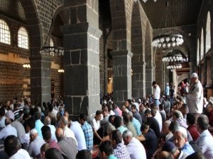 Diyarbakır'da Ramazan Ayının İlk Cuma Namazında Cemaat Sokağa Taştı