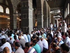 Ramazan ayının ilk cuma namazında cemaat sokağa taştı