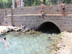 ÇOCUKLAR SÜS HAVUZUNDA, BÜYÜKLER CAMİDE SERİNLİYOR