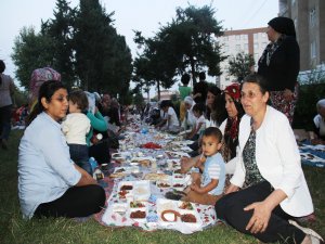 BELEDİYE YÖNETİCİLERİ İLE MAHALLELİLER PARKTA İFTARLARINI AÇTI