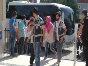 Rüşvet vermekten gözaltına alınan 25 sağlık çalışanı adliyeye sevk edildi